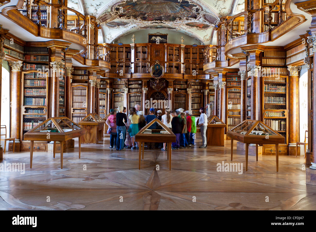Die Rokoko-Stil Stiftsbibliothek, enthält die älteste Bibliothekansammlung  des Landes, St. Gallen, Schweiz, Europa Stockfotografie - Alamy