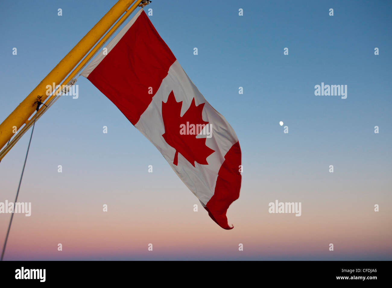 Kanadische Flagge und Mond, Bay Of Fundy, New Brunswick, Kanada Stockfoto