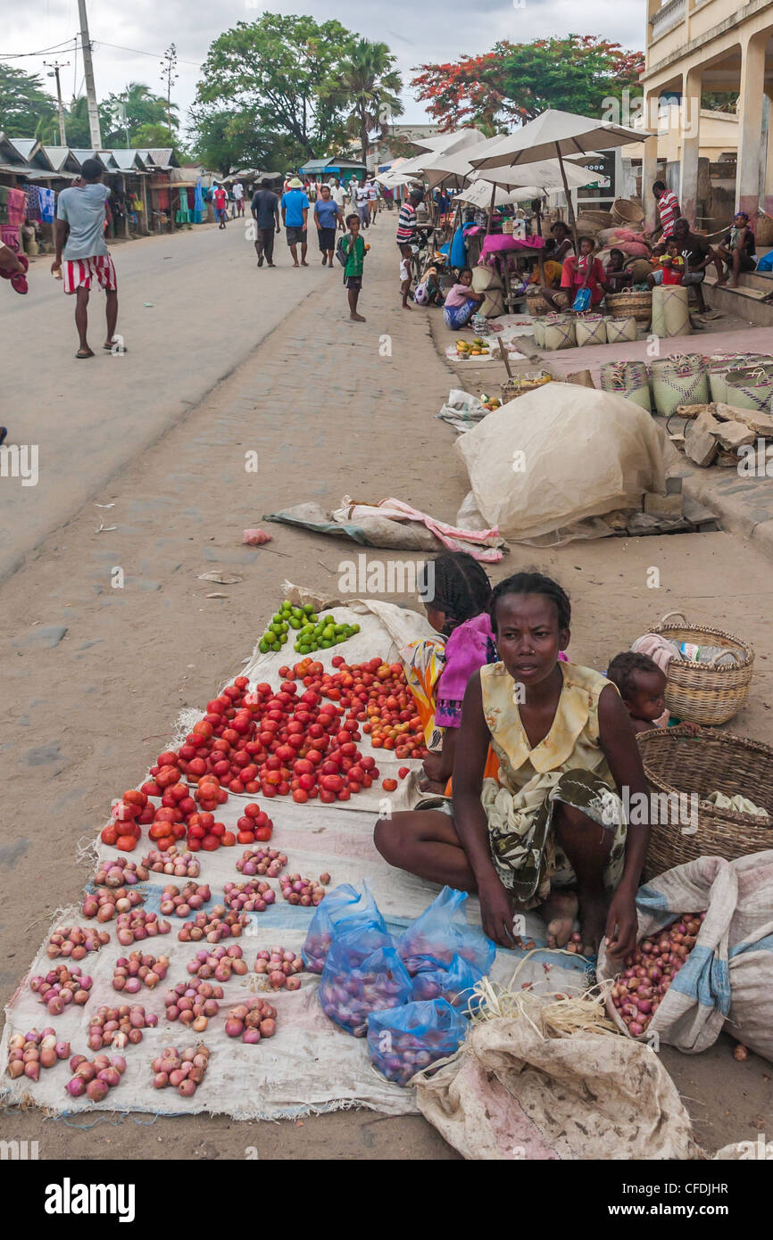 Gemüsehändler auf dem Markt von Ambilobe, Norden von Madagaskar Stockfoto