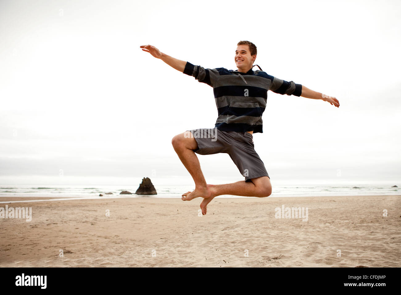 Männchen machen einen Absatz klicken Sie auf einen Strand. Stockfoto