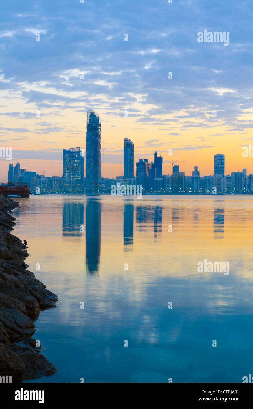 City Skyline bei Dämmerung, Abu Dhabi, Vereinigte Arabische Emirate, Naher Osten Stockfoto