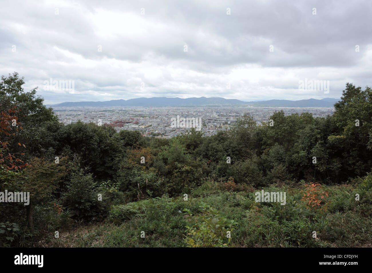 Blick über Kyoto aus Mount Inari, Fushimi Inari Schrein, Kyoto, Japan Stockfoto