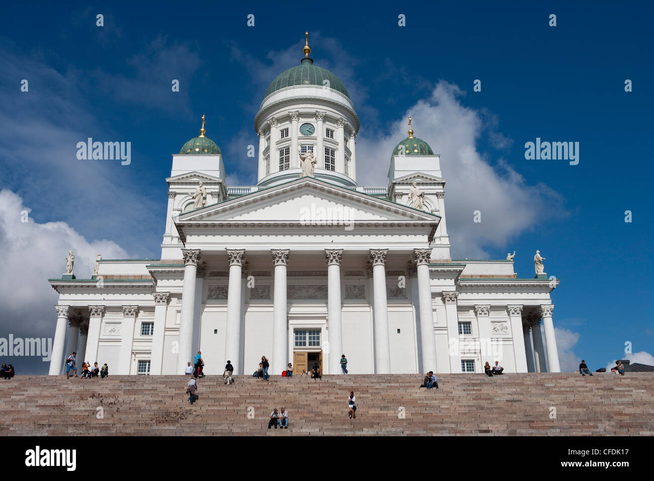 Menschen auf Schritte vor der Dom von Helsinki, Helsinki, Süd-Finnland, Finnland Stockfoto