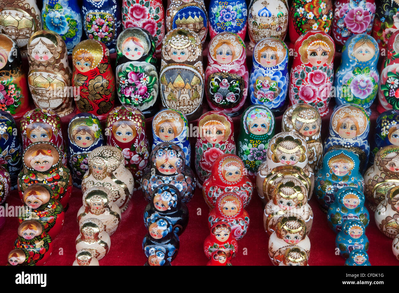 Matroschka (Babuschka) Puppen zum Verkauf an Souvenir-Stand, St. Petersburg, Russland Stockfoto