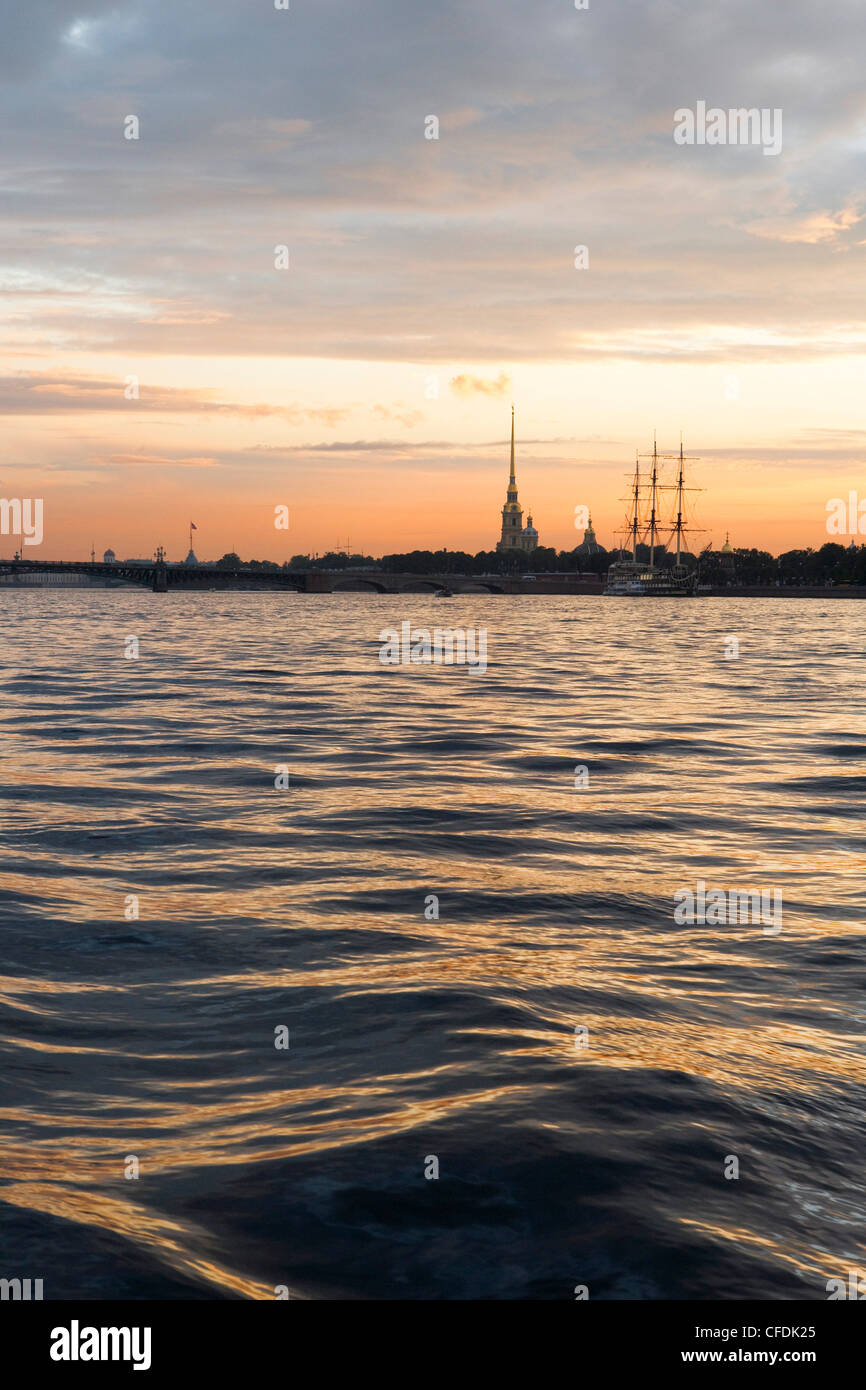 Peter und Paul Cathedral in Peter und Paul Fortress gesehen vom Ausflugsboot auf Newa, St. Petersburg, Russland Stockfoto