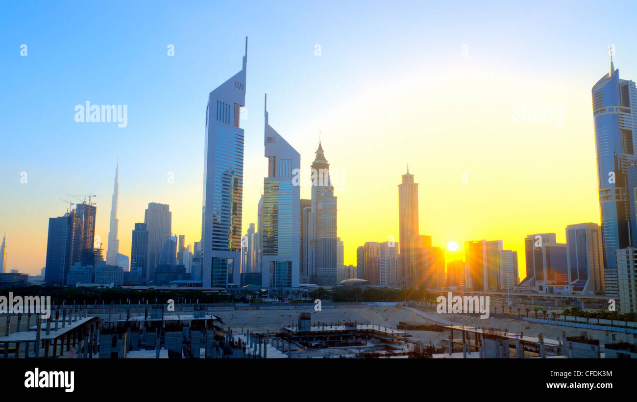 Sheikh Zayed Road mit Emirates Towers im Centre, Dubai, Vereinigte Arabische Emirate, Naher Osten Stockfoto