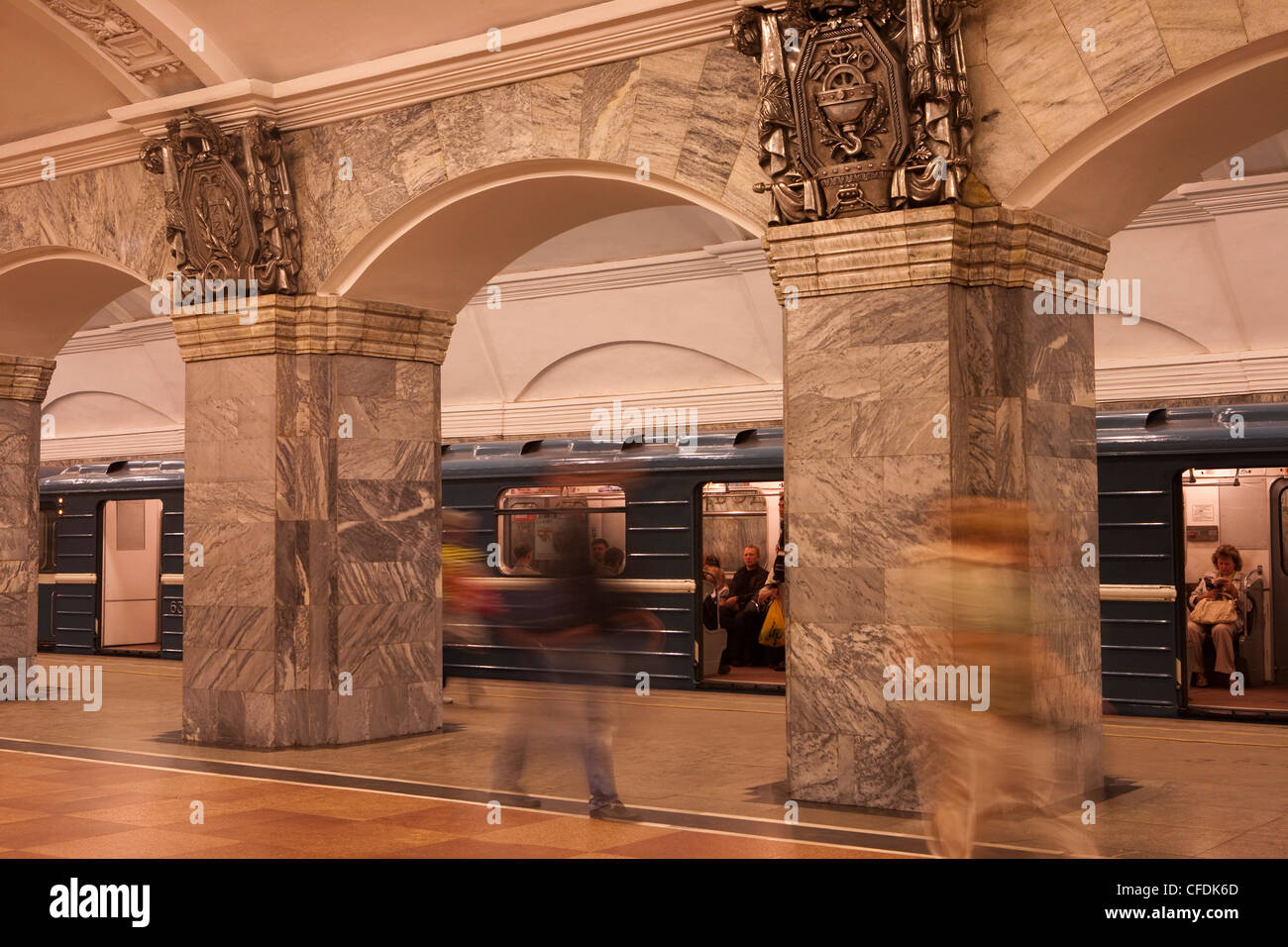 Trainieren Sie im Metro u-Bahn-Station, St Petersburg, Russland Stockfoto