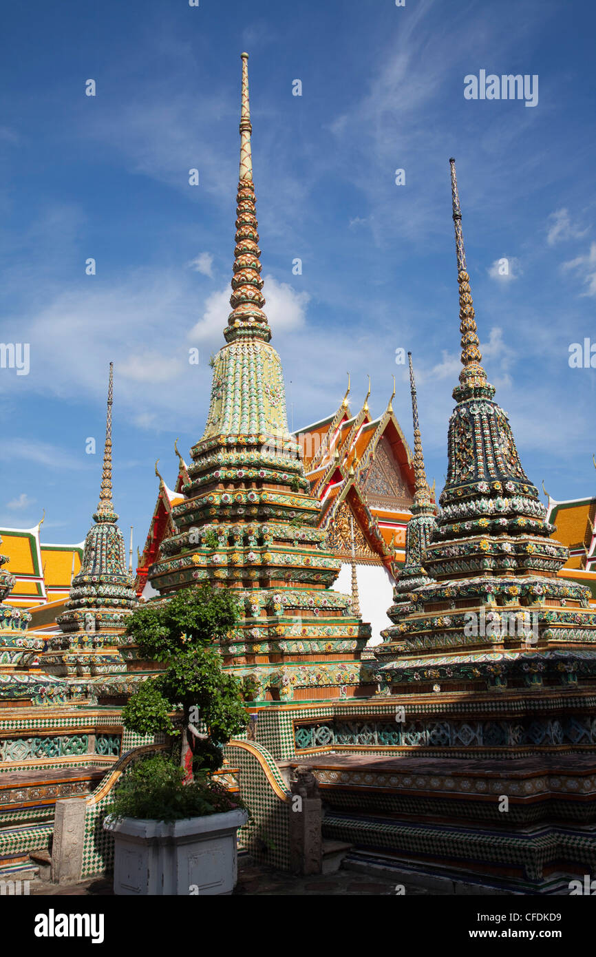 Türme und Gebäude im Wat Pho, Tempel des liegenden Buddha, Bangkok, Thailand Stockfoto