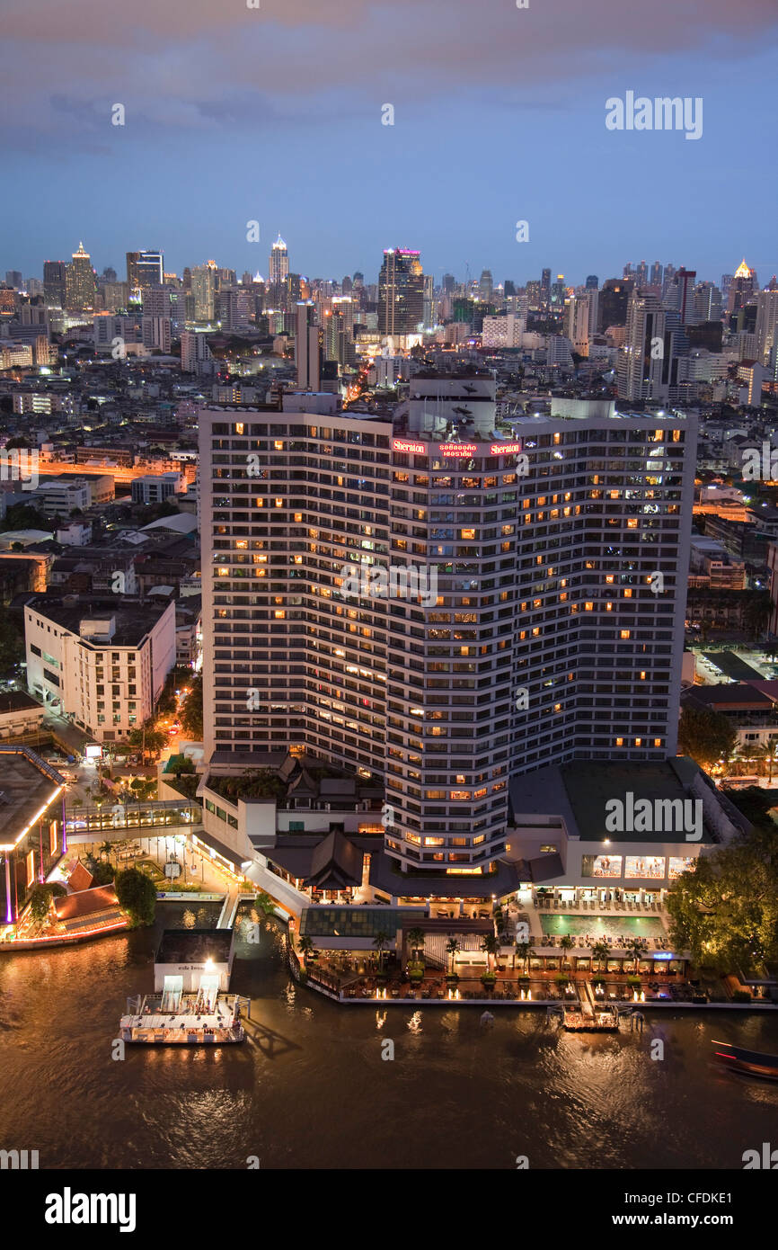 Royal Orchid Sheraton Hotel in der Nacht, Bangkok, Thailand Stockfoto