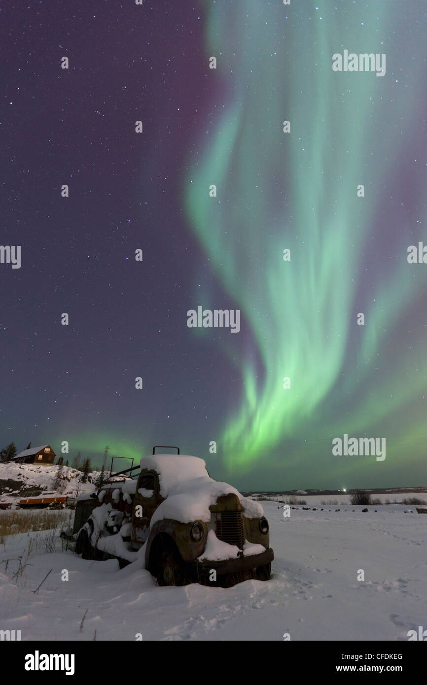 Die Aurora Borealis oder Nordlichter über einem verlassenen LKW in Yellowknife, Northewst Territorien, Kanada. Stockfoto