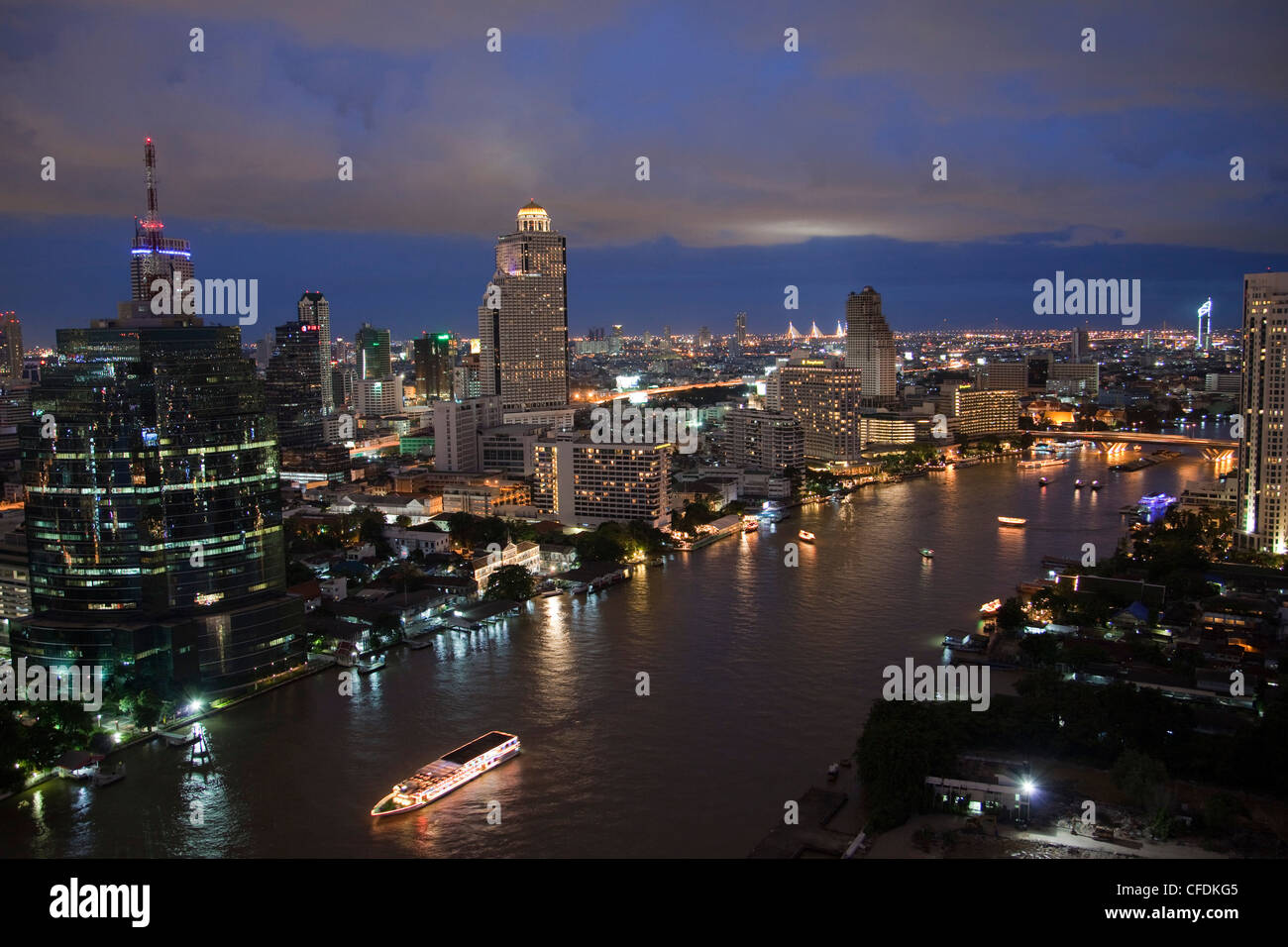 Skyline bei Nacht gesehen aus drei 60 Bar des Millennium Hilton Hotel, Bangkok, Thailand Stockfoto