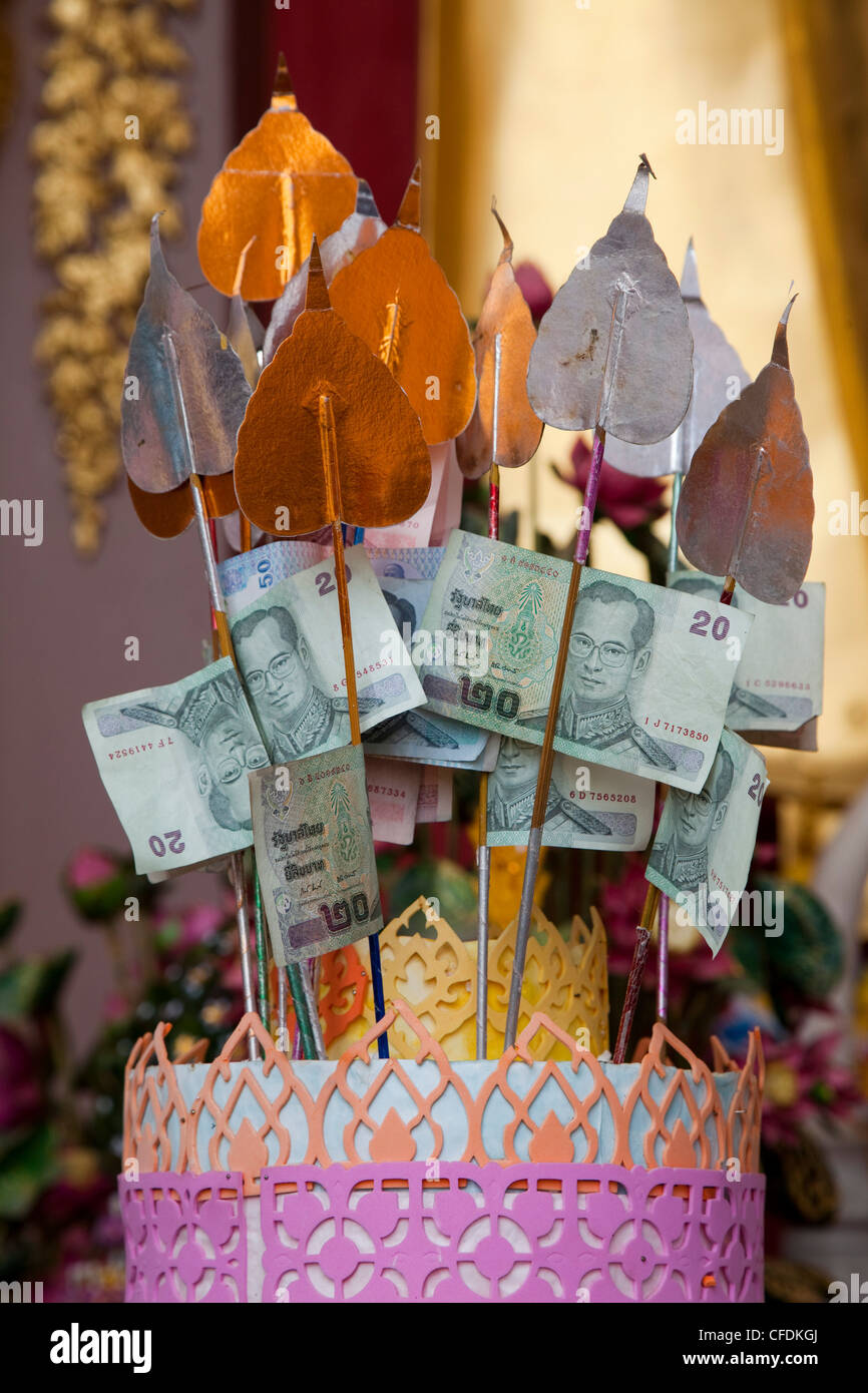 Angebote im Phra Pathom Chedi, weltweit höchste buddhistische Denkmal, Nakhon Pathom, Thailand Stockfoto