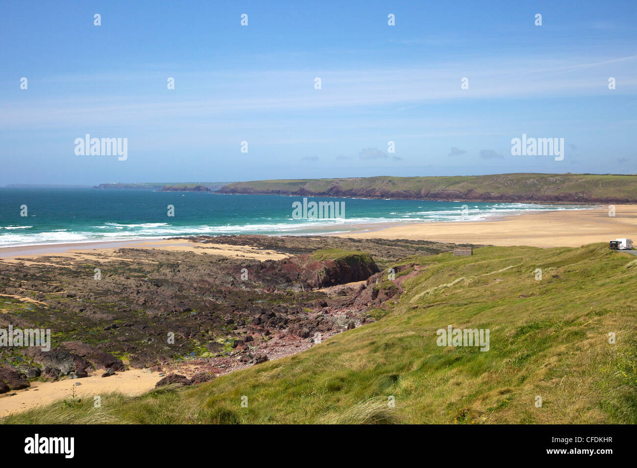 Morgensonne, Freshwater West Strand, Frühling, Pembrokeshire Nationalpark, Wales, Vereinigtes Königreich, Europa Stockfoto