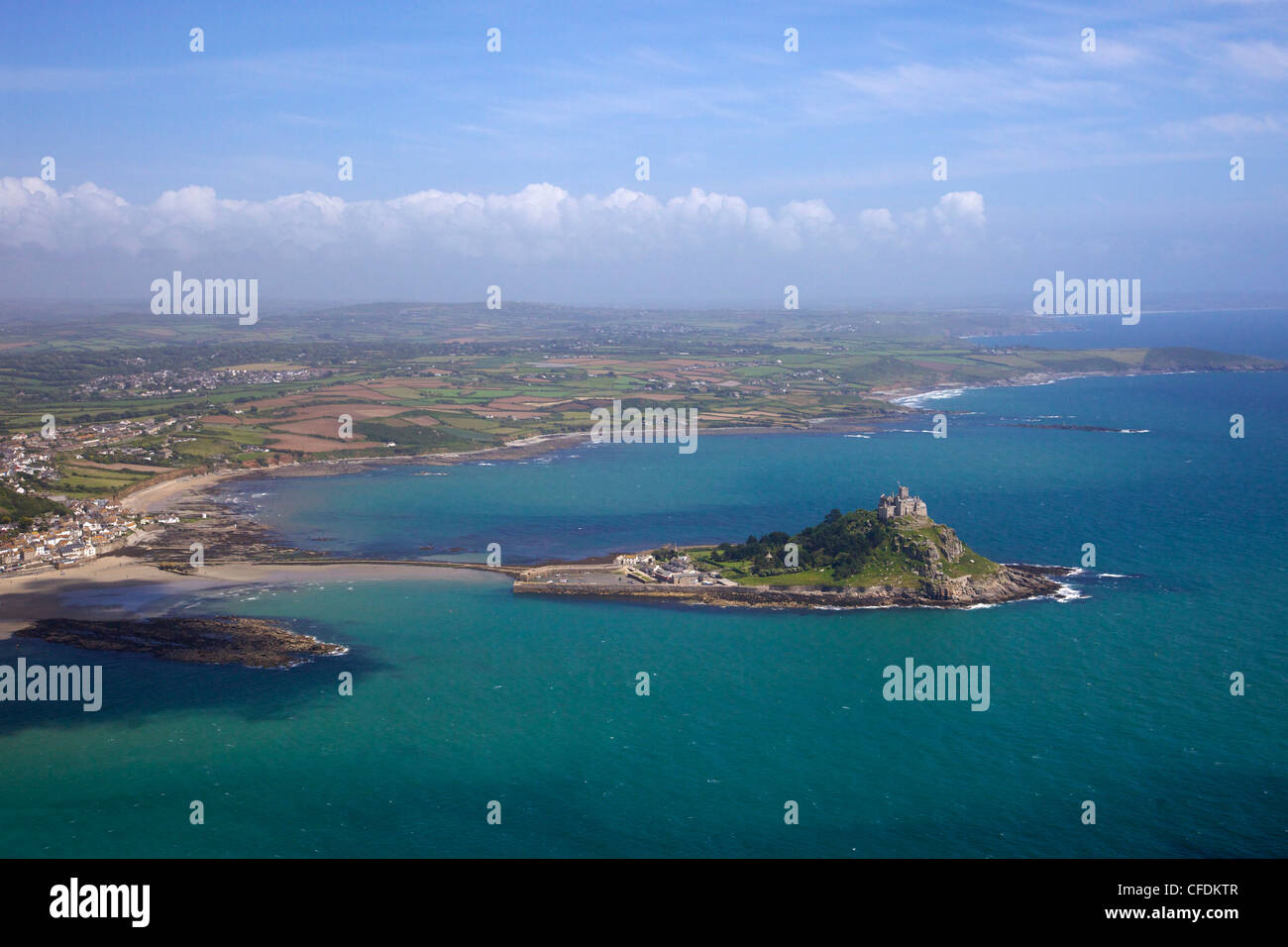 Luftaufnahme von St. Michaels Mount, Penzance, Lands End Halbinsel, West Penwith, Cornwall, England, Vereinigtes Königreich, Europa Stockfoto