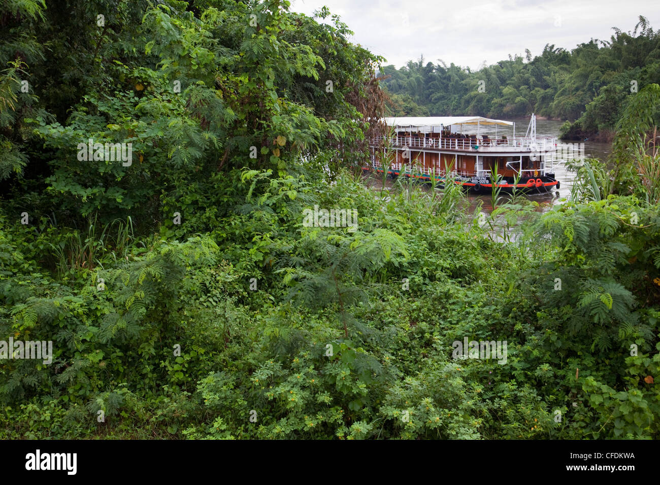 Üppigen Dschungel Einstellung für Flusskreuzfahrtschiff RV River Kwai (Cruise Asia Ltd.) am Fluss Kwai Noi, in der Nähe von Kanchanaburi, Thailand Stockfoto