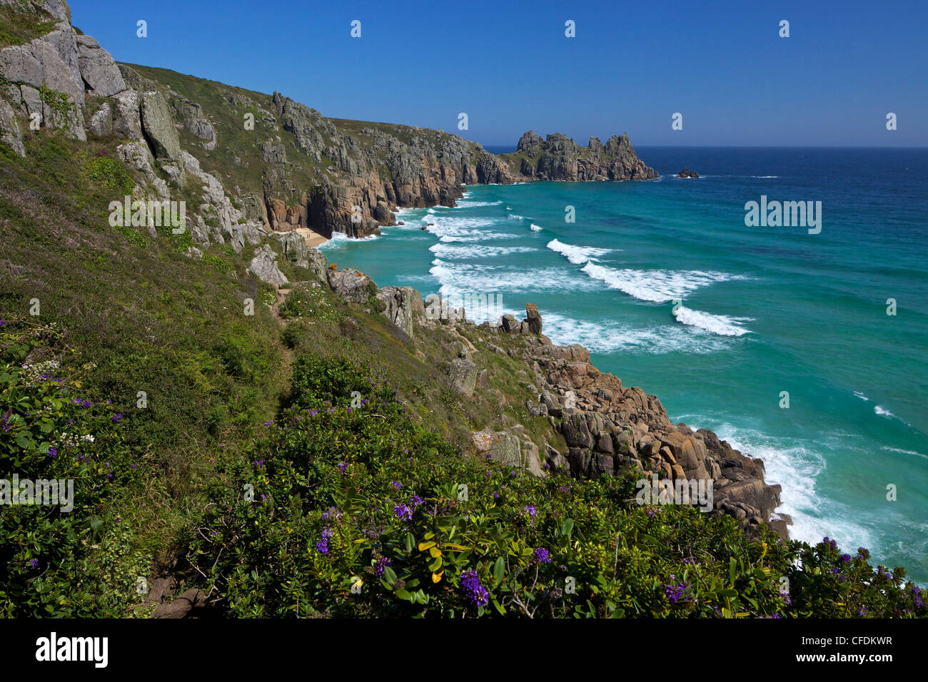 Surf und Türkis Meer am Strand von Pednvounder, Lands End Halbinsel, West Penwith, Cornwall, England, UK Stockfoto