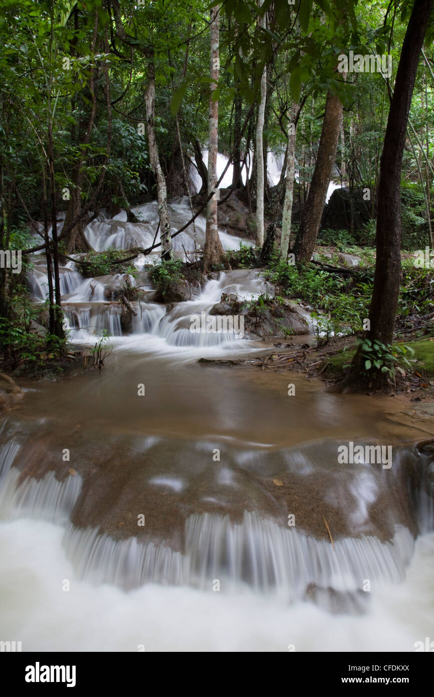 Pha Tad Wasserfall in Sri Nakharin Nationalpark, in der Nähe von Phu Nam Ron, Kanchanaburi, Thailand Stockfoto