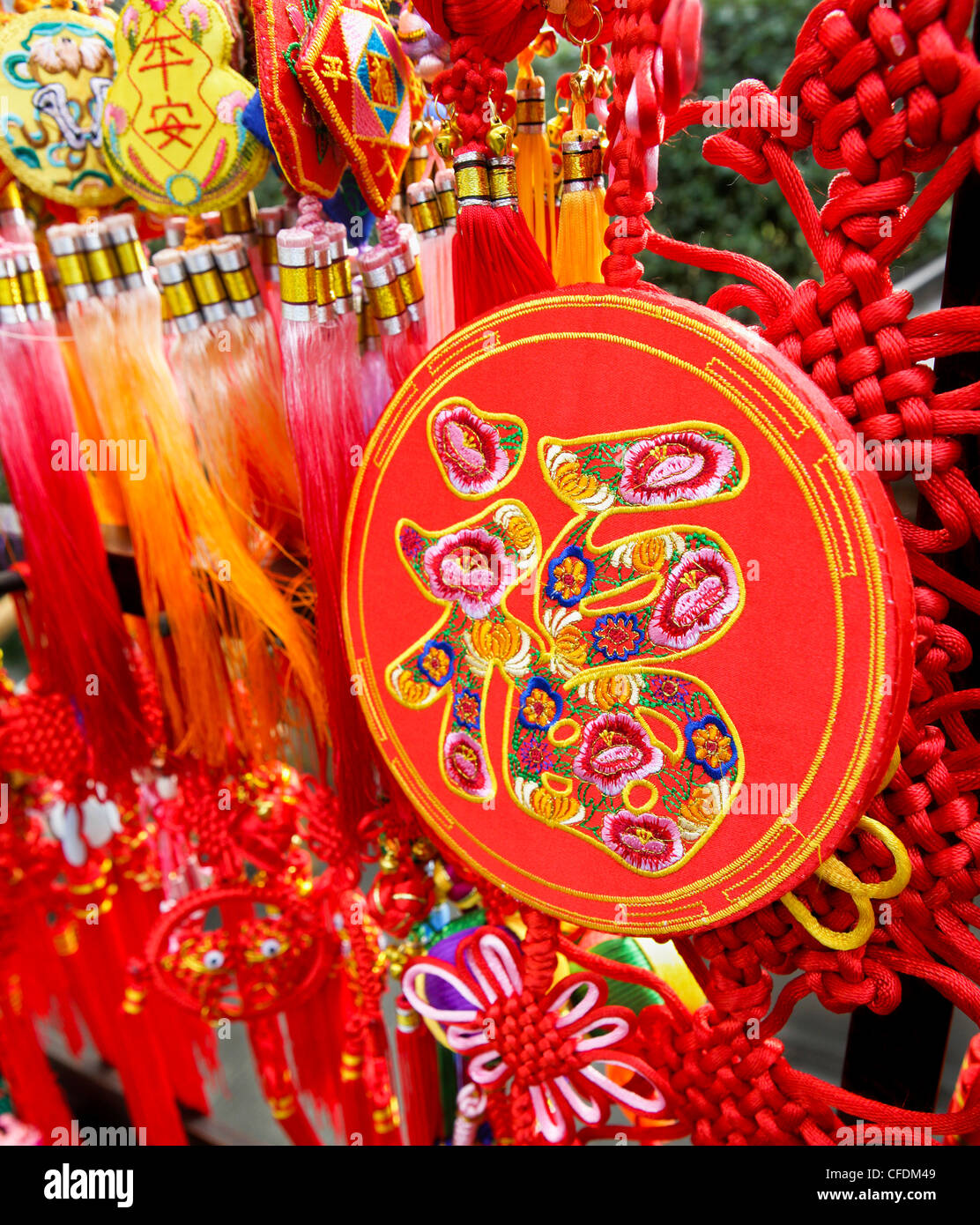 Günstige chinesische Wort Fu (Glück) gestickt auf ein Chinese New Year ornamentalen Souvenir, Chongqing, Sichuan, China, Asien Stockfoto