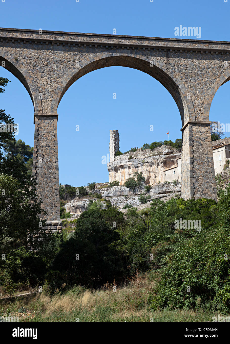 Ruine der Burgturm gesehen durch Bogen der alten Brücke von Minerve, ein Dorf der Katharer Languedoc, Herault, Frankreich Stockfoto