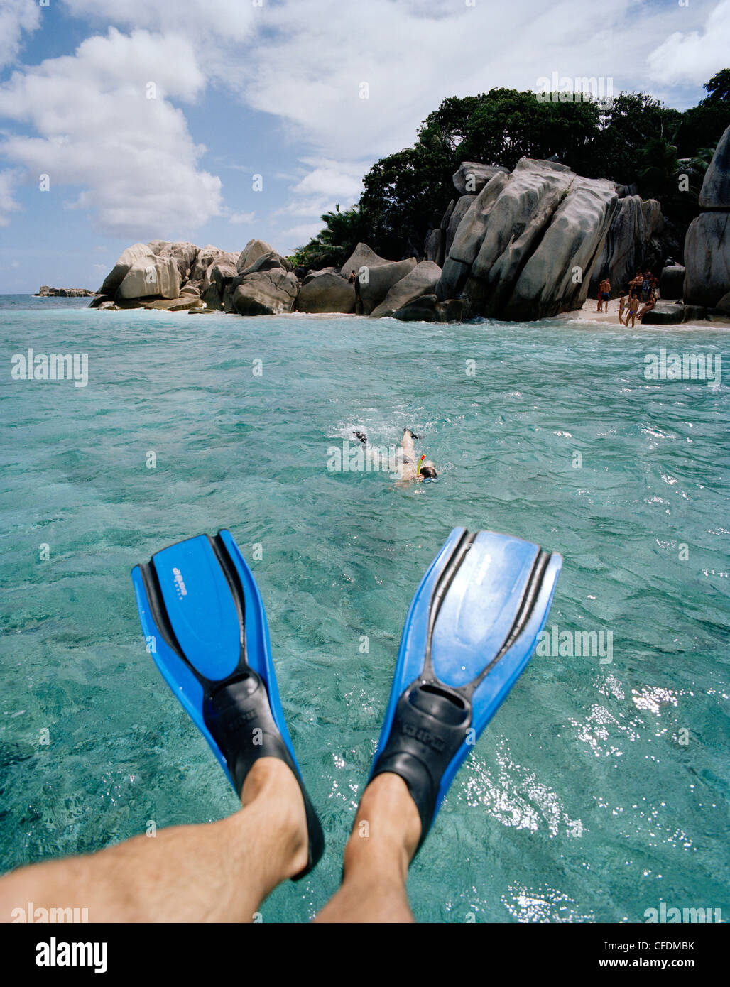 Schnorcheln im flachen Wasser über Korallenriff in der Nähe von winzigen Coco Island, La Digue und Inner Islands, Seychellen, indischer O Stockfoto