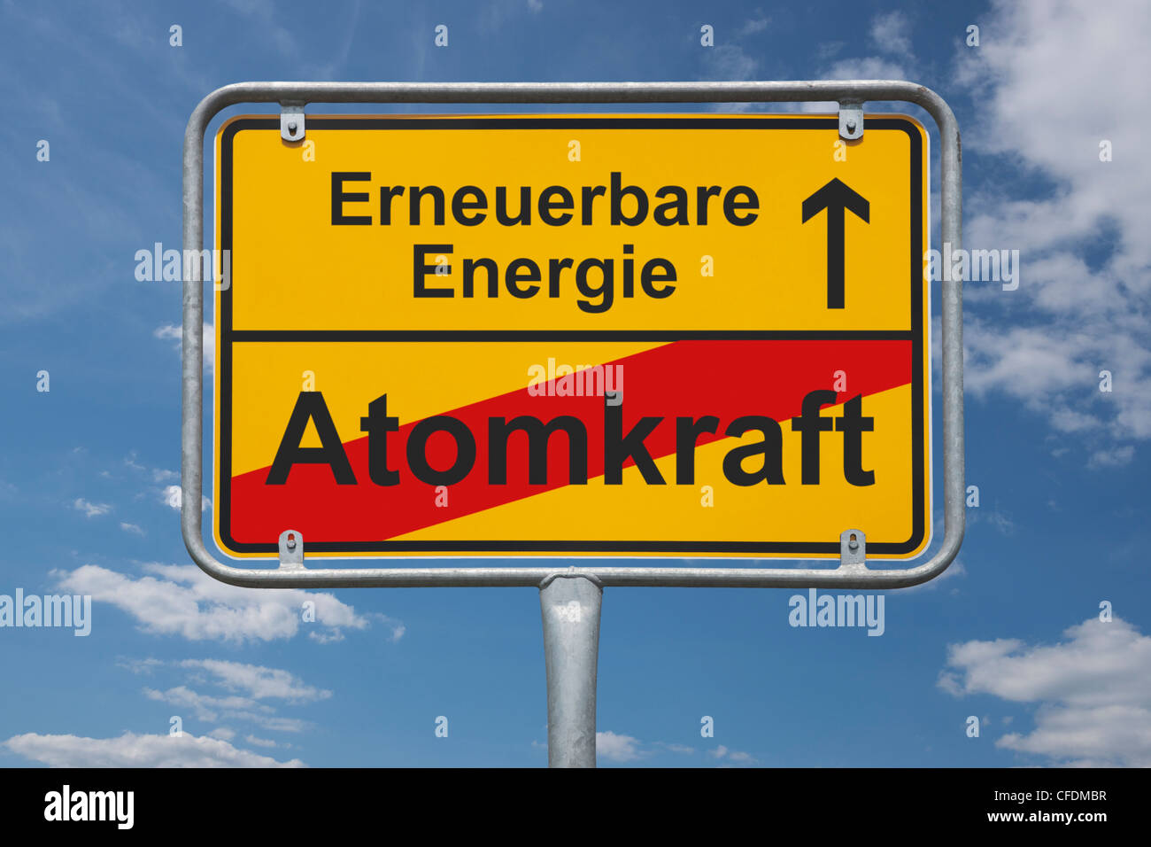 Ortsschild Deutschland, Ende der Stadt mit der Inschrift Ende der Atomkraft, erneuerbare Energien Anfang, Hintergrund Himmel Stockfoto
