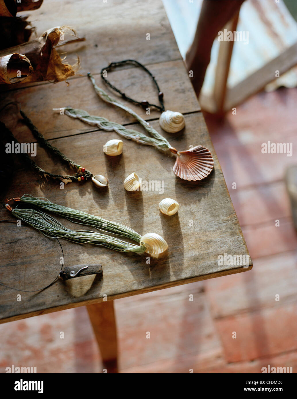 Handgefertigter Schmuck auf Holztisch, La Passe, La Digue und Inner Islands, Seychellen, Indischer Ozean Stockfoto