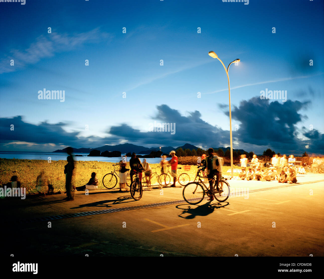 Menschen treffen auf dem Pier abends, Treffpunkt in der Nacht wegen der Straßenbeleuchtung, Hafen von La Passe, La Digue, La Di Stockfoto