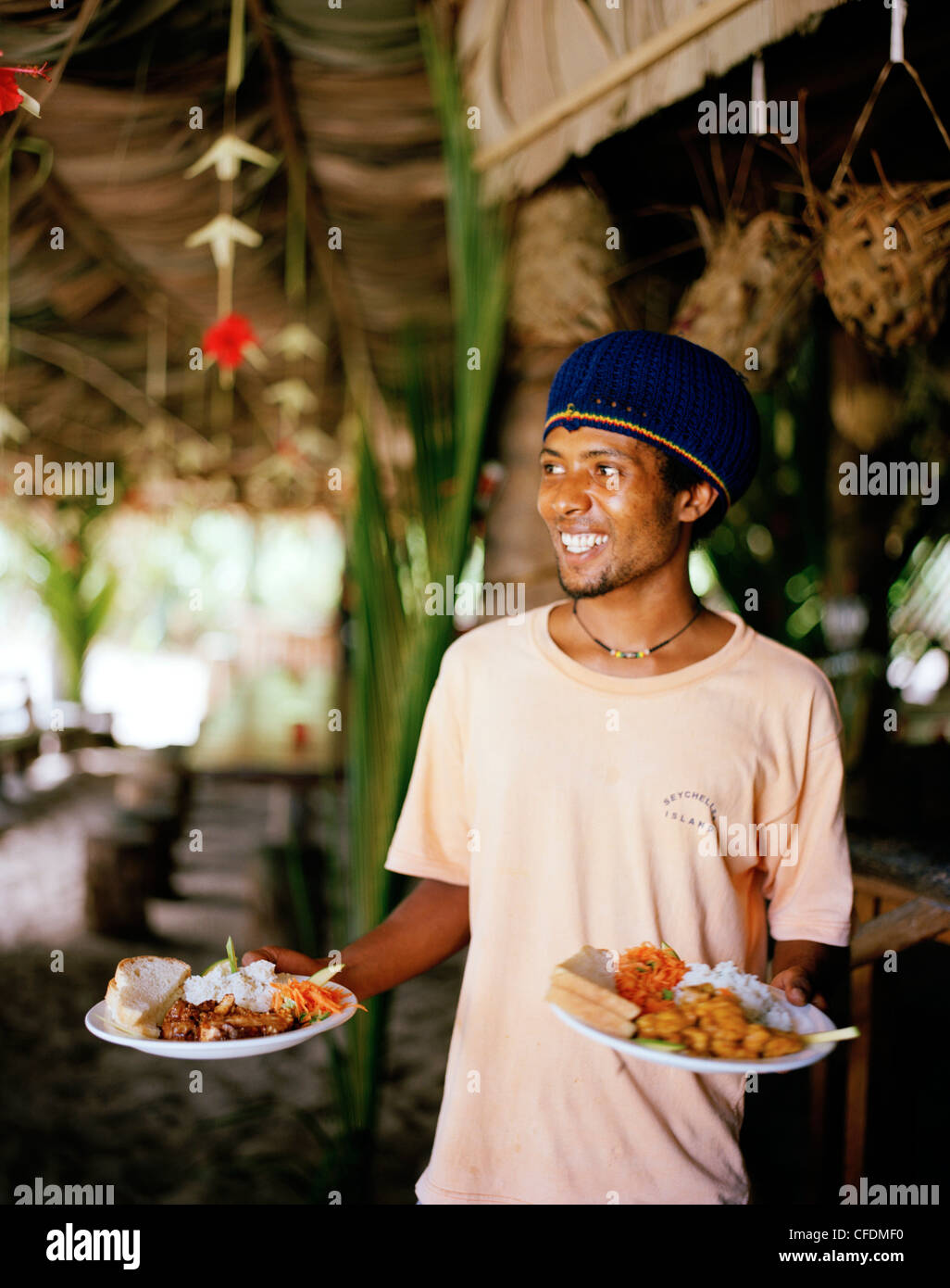 Kellner im Restaurant Loutier Coco am Grand Anse Strand, Süd-Ost La Digue, La Digue und Inner Islands, Republik von Seychelle Stockfoto