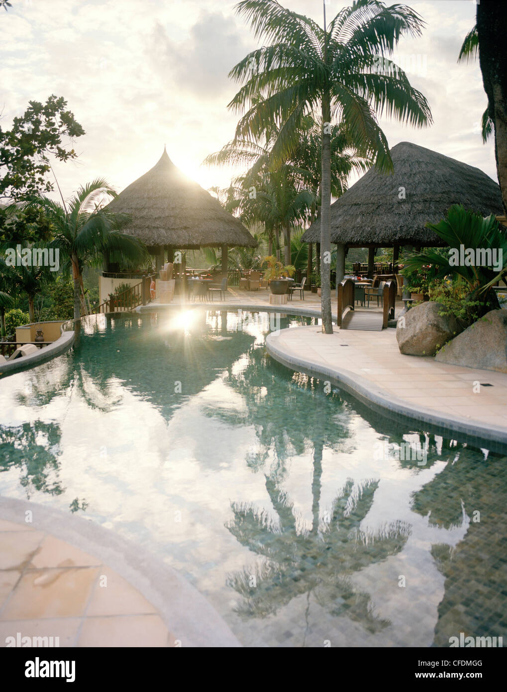 Verlassenen Pool von Valmer Resort über Baie Lazare, südwestlichen Mahe, Seychellen, Indischer Ozean Stockfoto