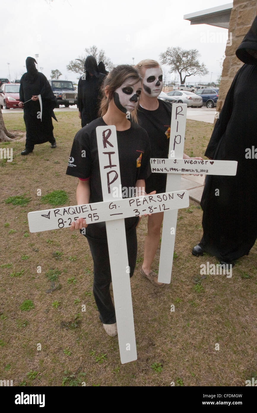 Schülerinnen und Schüler nehmen an Shattered Dreams Programm, fahren unter Alkoholeinfluss Gefahren zu erziehen Stockfoto