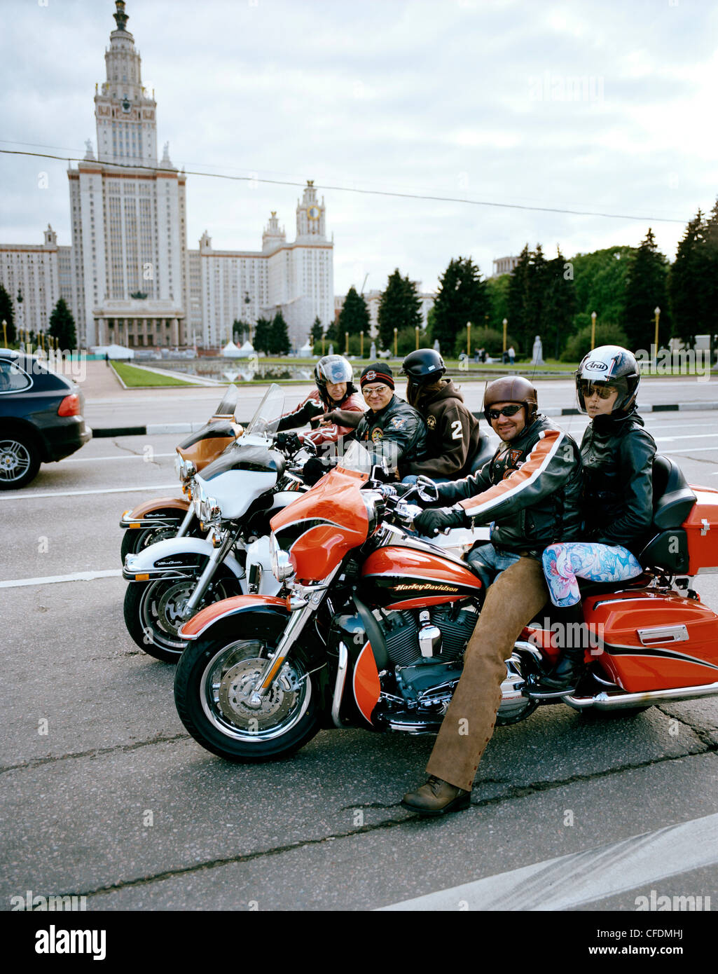 Harley-Fahrer vor der Lomonossow-Universität, erbaut im Jahre 1949, in der Nähe von Worobjowy Gory, Sperlingsbergen, Moskau, Russland, Europa Stockfoto