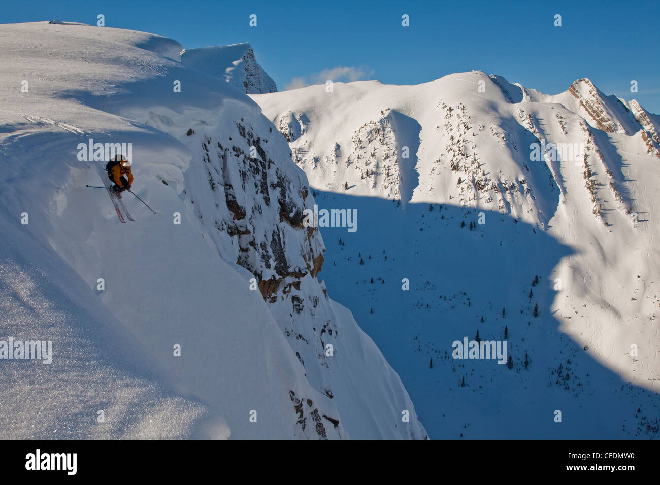 Ein männlicher Skifahrer fällt ab einem Gesims im, Kicking Horse Hinterland, Golden, British Columbia, Kanada Stockfoto