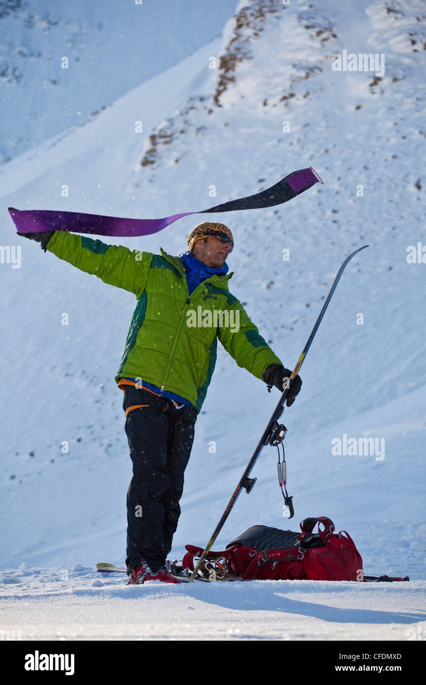 Backcountry Skifahrer erreicht Col zieht skins Stockfoto