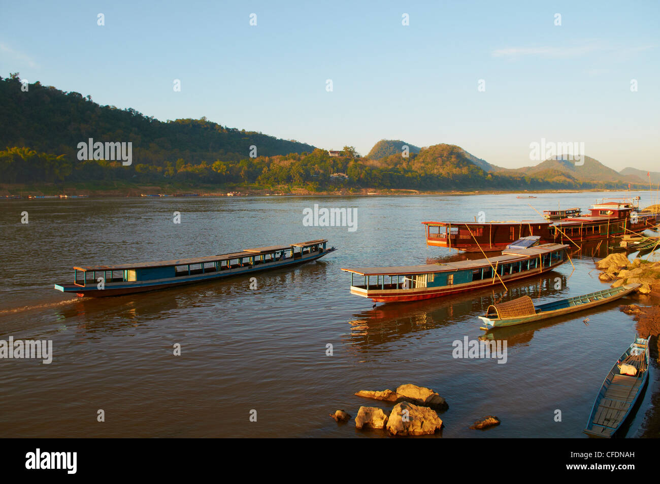 Ausflugsboote bei Sonnenuntergang auf dem Mekong River, Luang Prabang, Laos, Indochina, Südostasien, Asien Stockfoto