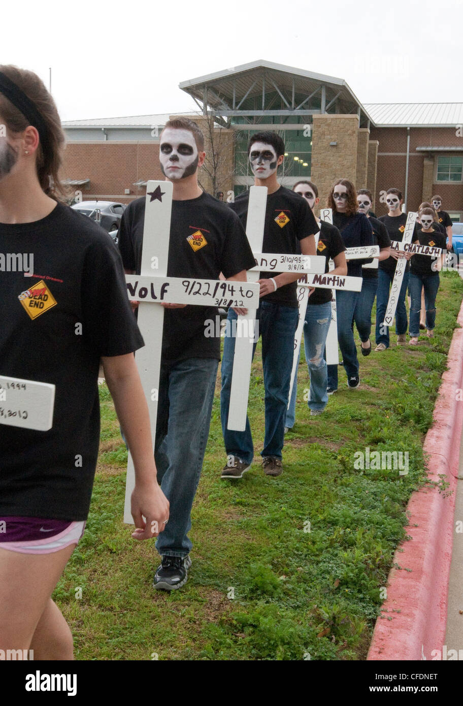 Schülerinnen und Schüler nehmen an Shattered Dreams Programm, fahren unter Alkoholeinfluss Gefahren zu erziehen Stockfoto