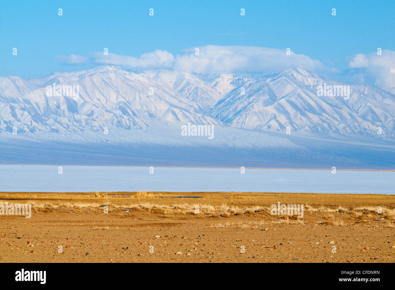 Winterlandschaft im Biosphärenreservat mit Schnee bedeckt Berge, See Khar uns Nuur Provinz Khovd, Mongolei, Zentralasien Stockfoto