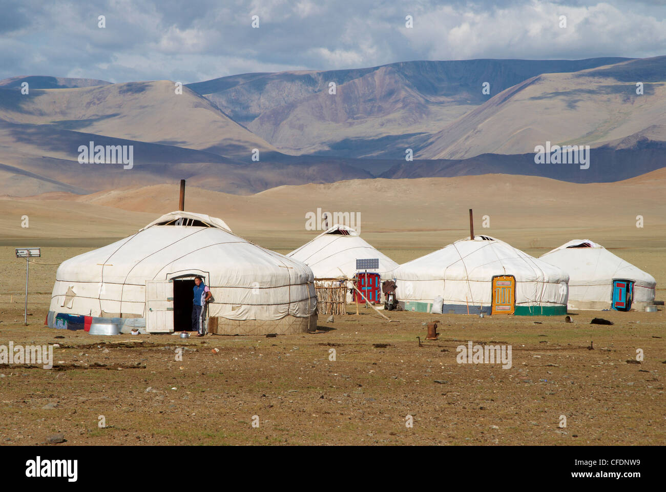 Nomad kasachischen Familie und Jurten, Region von Bayan-Ulgii, Mongolei, Zentralasien, Asien Stockfoto