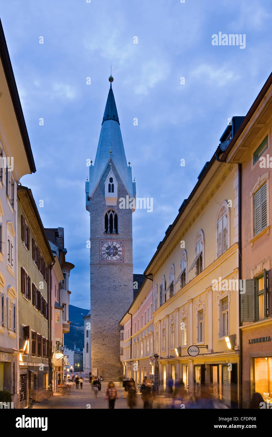 Fußgängerzone und Turm in der Stadt in den Abend, Brixen, Valle Eisacktal, Südtirol, Alto Adige, Italien, Europa Stockfoto