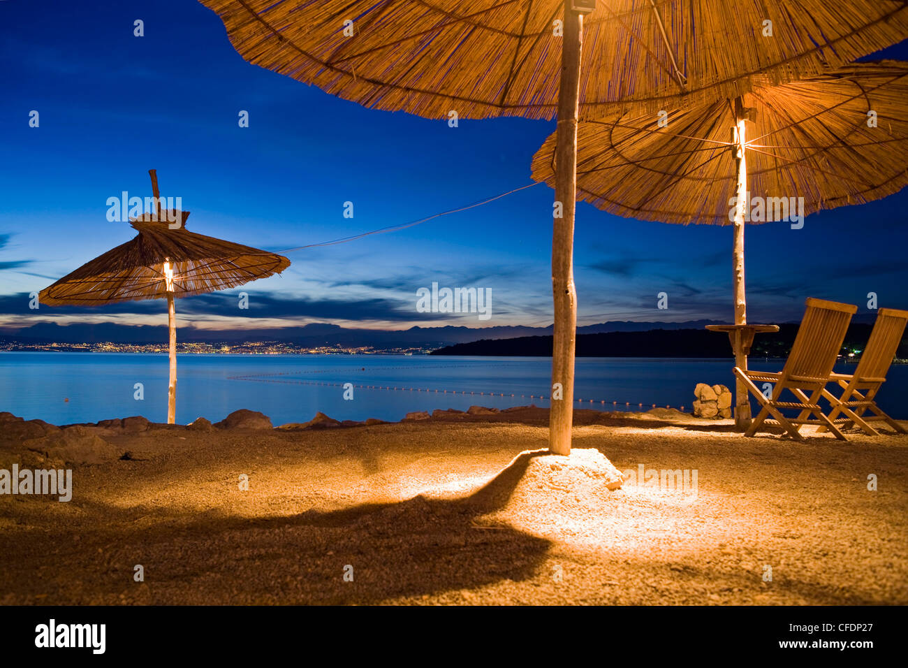 Beleuchtete Sonnenschirme in einer Strandbar Njivice, Kvarner Bucht, Insel Krk, Kroatien, Europa Stockfoto