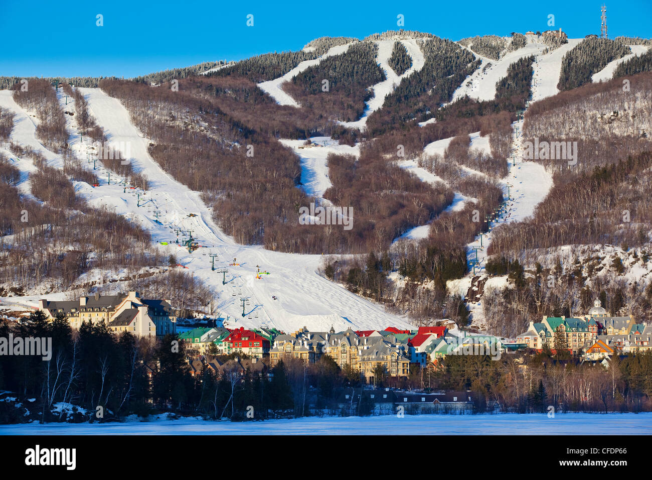Mont Tremblant Ski Resort und Mont Tremblant Fußgängerzone Dorf, Mont-Tremblant, Quebec, Kanada Stockfoto