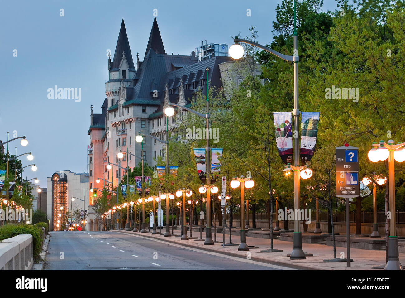 Strecke von MacKenzie Ave mit dem Chateau Laurier Hotel im Hintergrund, Ottawa, Ontario, Kanada Stockfoto