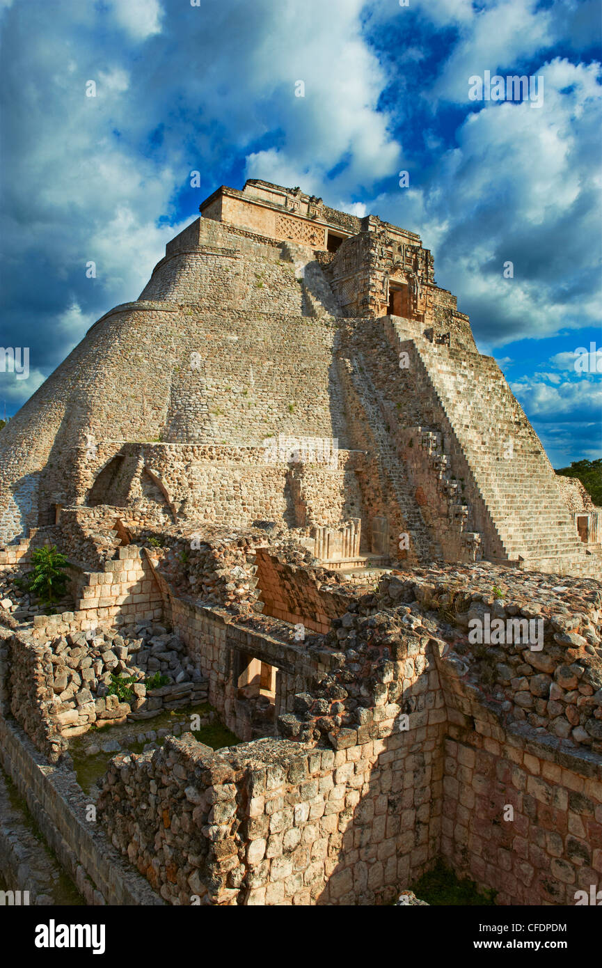 Pyramide des Zauberers, Maya-Ausgrabungsstätte Uxmal, UNESCO-Weltkulturerbe, Bundesstaates Yucatán, Mexiko, Stockfoto
