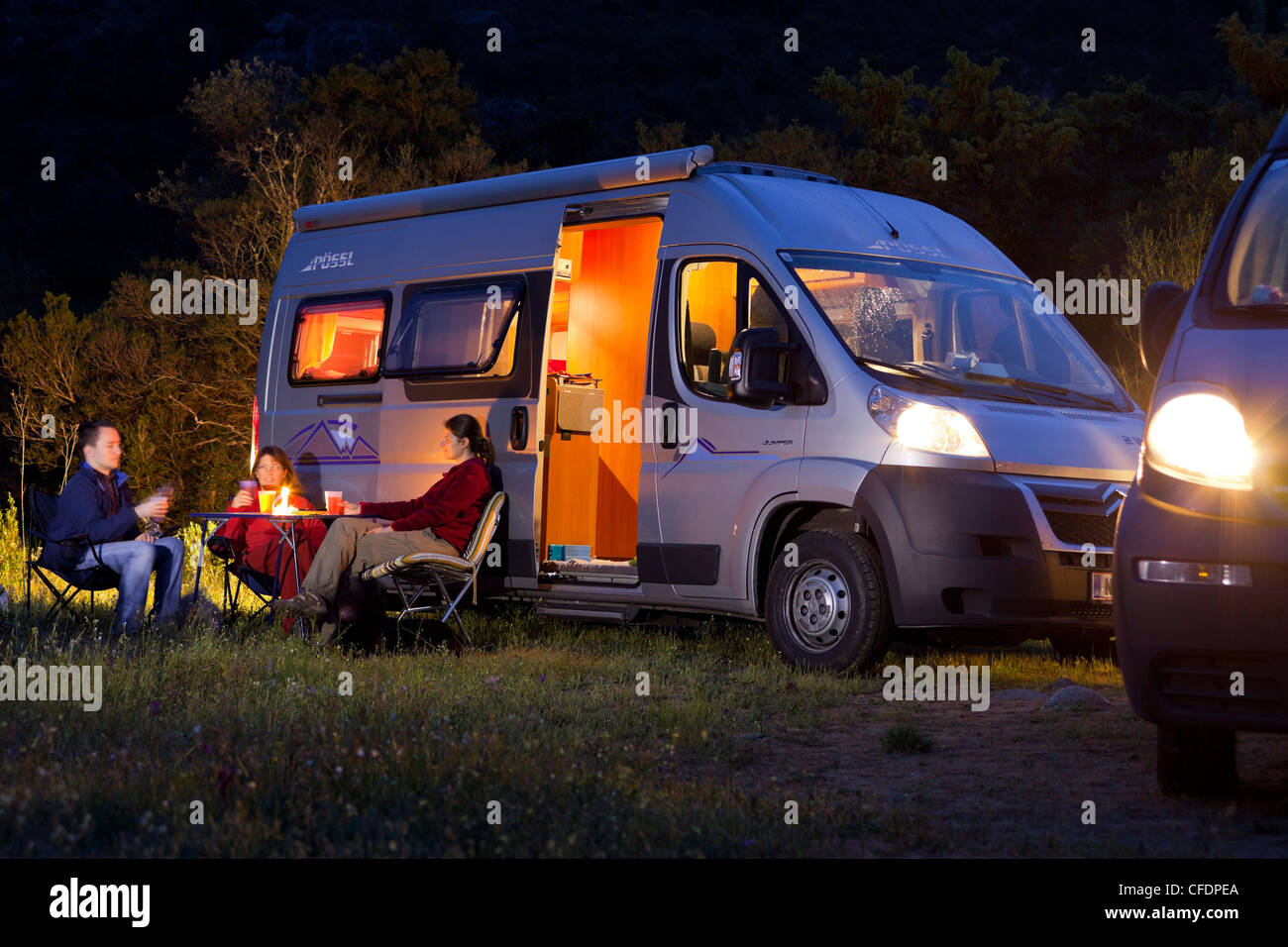 Menschen vor ein Wohnmobil in den Abend, Korsika, Frankreich, Europa Stockfoto