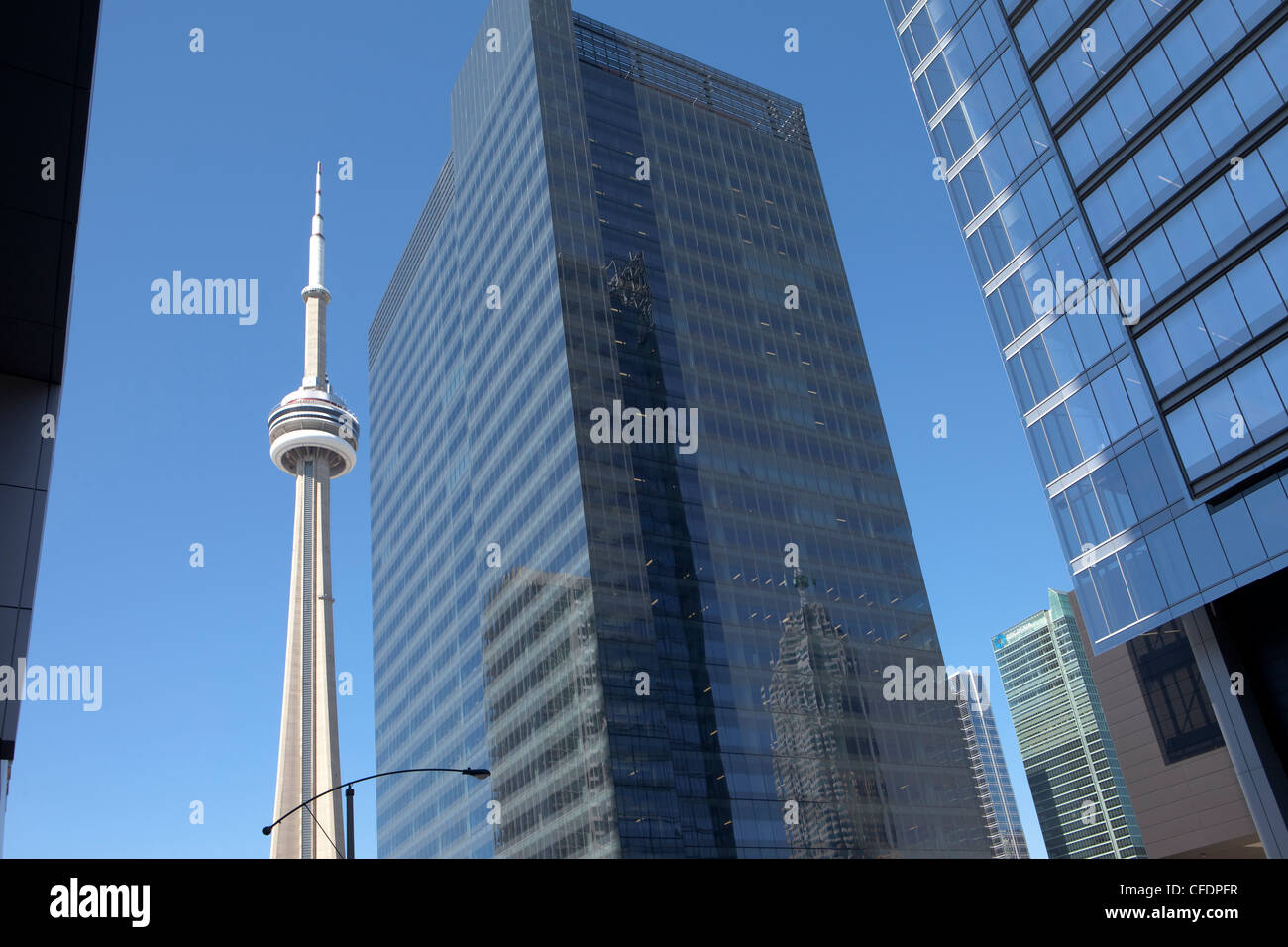 CN Tower von Air Canada Centre, Toronto, Kanada Stockfoto