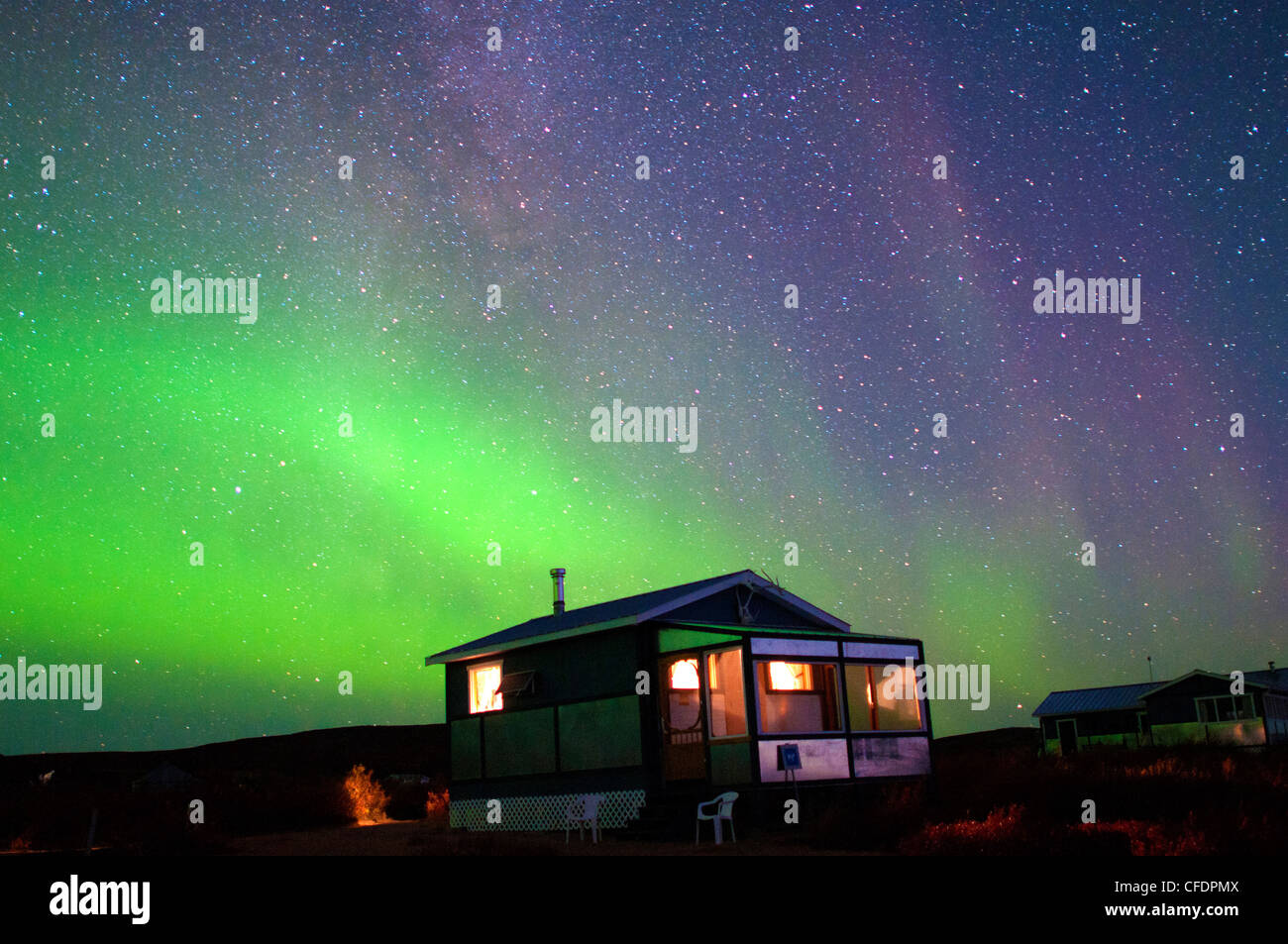 Haus mit Aurora Borealis (Nordlicht), Barrenlands, zentrale Nordwest-Territorien, arktischen Kanada Stockfoto