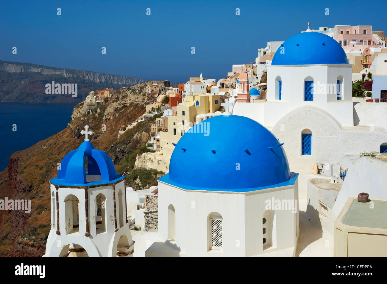 Kirche mit blauen Kuppel, Oia (Ia) Dorf, Santorin, Kykladen, griechische Inseln, Griechenland, Europa Stockfoto