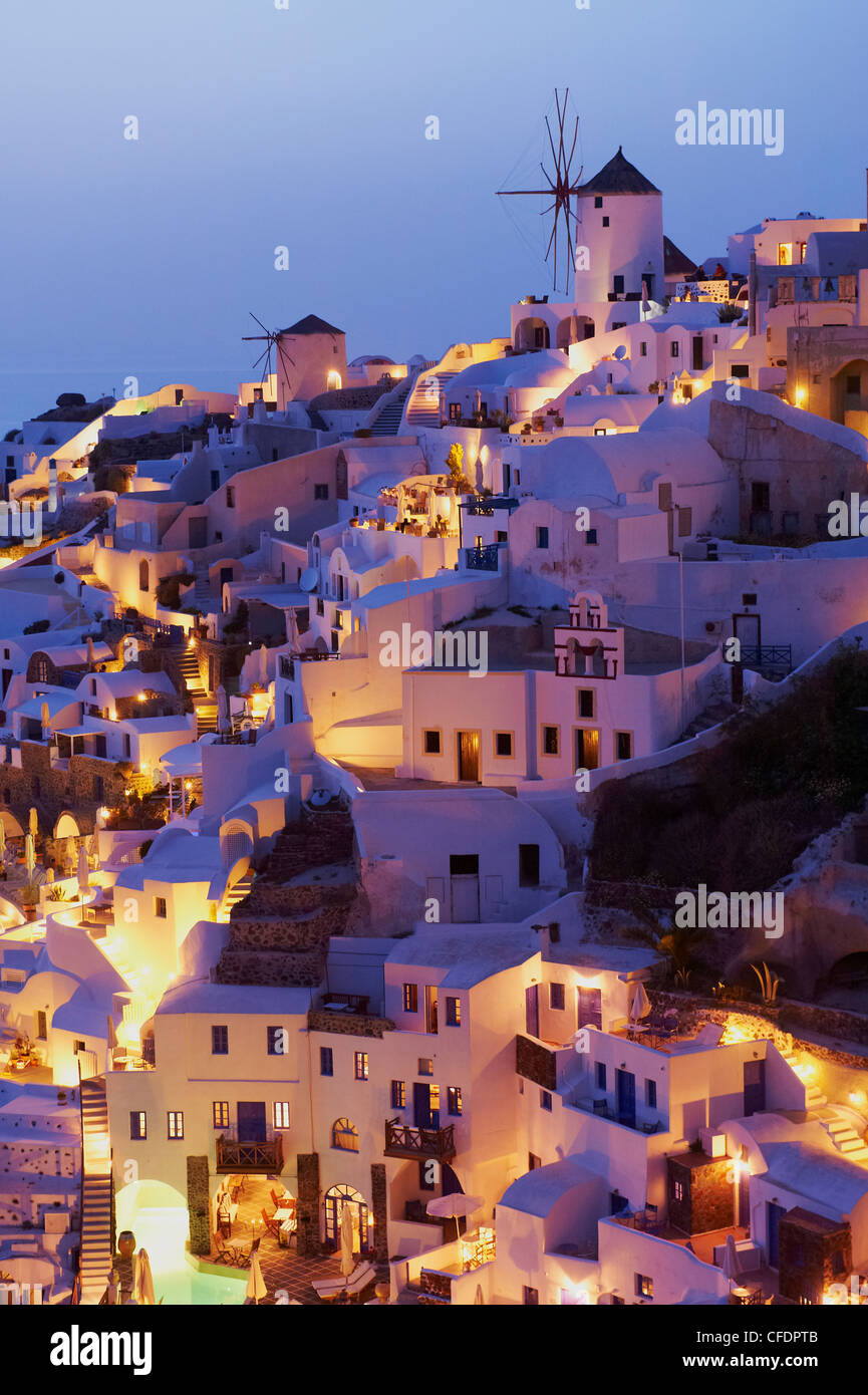 Oia (Ia) Dorf und Mühle, Santorini, Cyclades, griechische Inseln, Griechenland, Europa Stockfoto