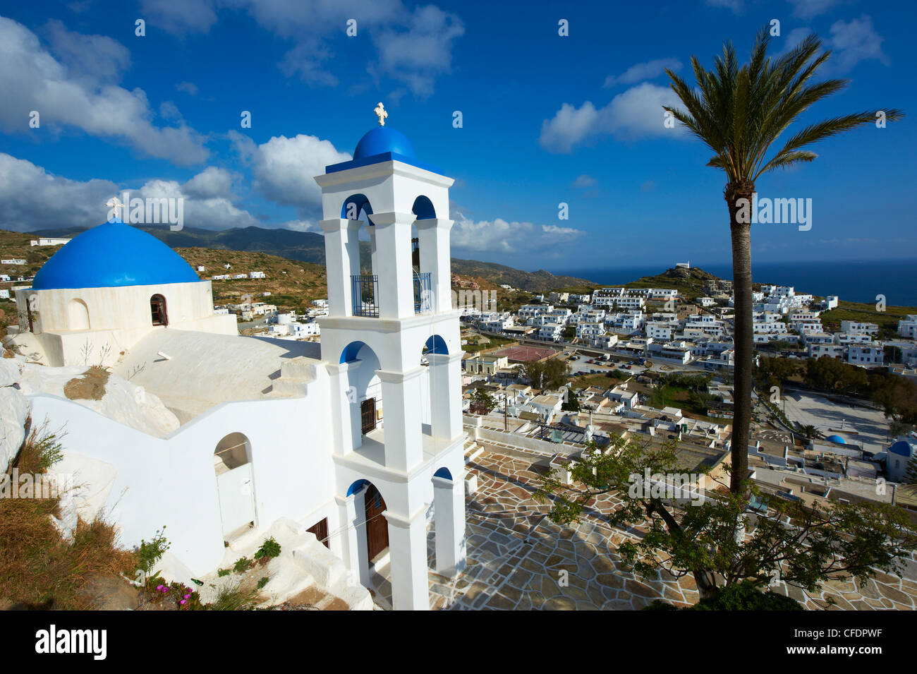 Palm-Baum und Kirche, Insel Ios, Cyclades, griechische Inseln, Griechenland, Europa Stockfoto