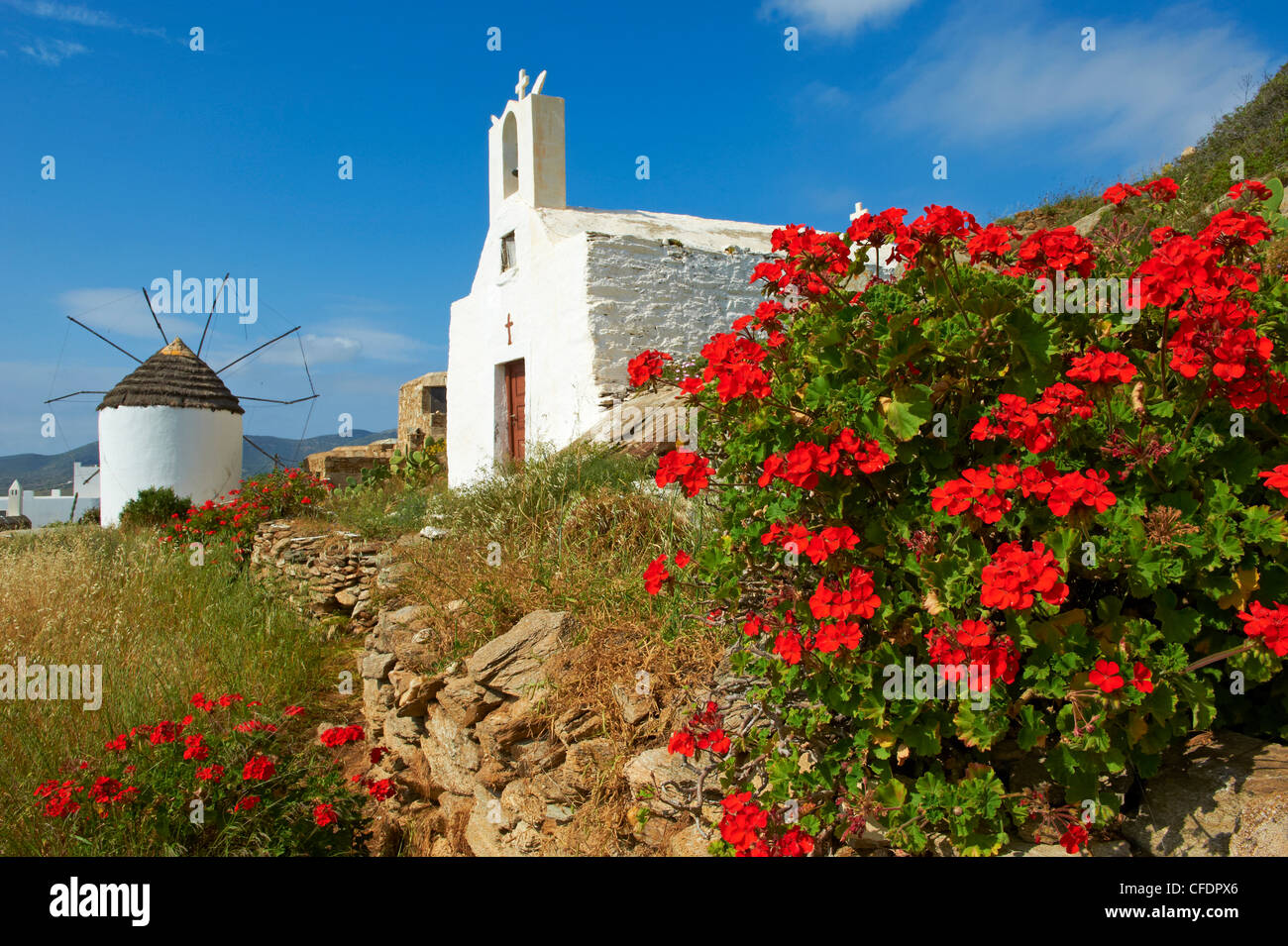 Windmühle und Chora, Ios Insel, Cyclades, griechische Inseln, Griechenland, Europa Stockfoto