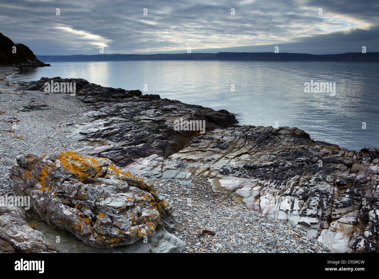 Die Küste der Isle of Arran in der Nähe von Catacol mit Blick über auf der Halbinsel Kintyre auf dem schottischen Festland, Schottland, UK Stockfoto